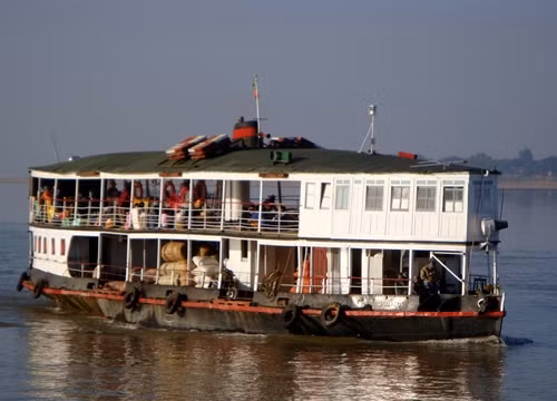 Một chiếc phà của Myanmar trên sông Irrawaddy. Ảnh: vagabondtraveltales.com.