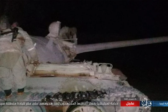 IS đánh chiếm xe tăng của lực lượng LNA.