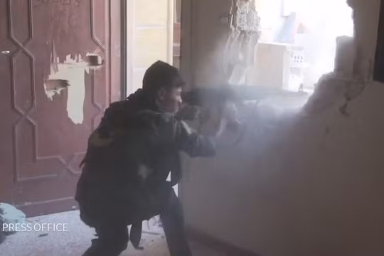 Một binh sĩ người Kurd đang chiến đấu trong thành phố Raqqa - ảnh video truyền thông người Kurd