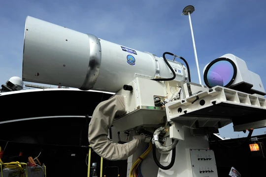 Bao giờ "Gươm ánh sáng Darth Vader" thành hiện thực?