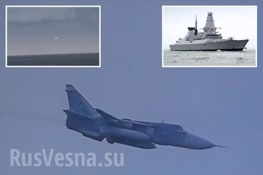 Tàu khu trục Hoàng gia Anh và các máy bay của không quân Nga. Ảnh Rusvesna
