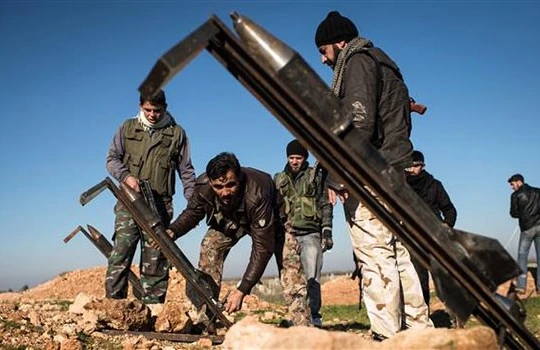 Nhóm chiến binh Hồi giáo thánh chiến chuẩn bị tên lửa tự chế tấn công chiến tuyến quân đội Syria. Ảnh minh họa Muraselon