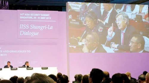 Giáo sư Francois Heisbourg, cố vấn đặc biệt của Quỹ nghiên cứu chiến lược (Pháp), chất vấn ông Ashton Carter - Ảnh: Thục Minh