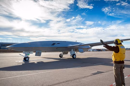 Máy bay không người lái tiếp dầu trên không của Hải quân Mỹ Stingray MQ-25. Ảnh Breaking Defence