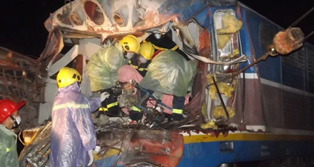 Tàu hỏa đâm xe tải, hàng chục người thương vong