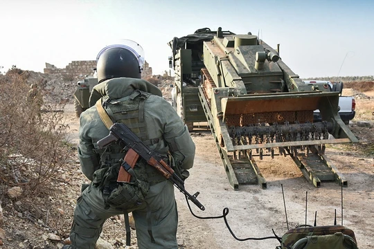 Công binh quân đội Nga và robot rà phá bom mìn Uran-6 - ảnh minh họa Masdar News