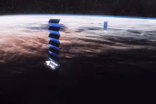 Vệ tinh Starlink của SpaceX trong không gian. Ảnh BloombergNews