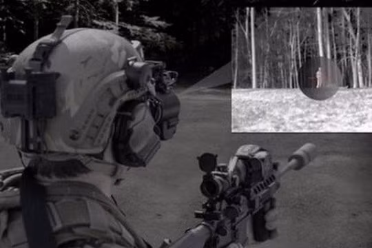 Binh sĩ Mỹ sử dụng thử nghiệm kính nhìn đêm Goggle III tích hợp với kính ngắm. Ảnh minh họa: Bae Systems.