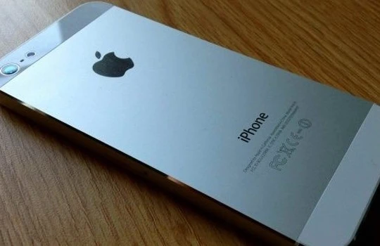 iPhone "rởm" có mẫu mã không khác gì máy chính hãng nhưng chất lượng lại rất kém (ảnh: Zing)