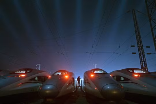 Các đầu tàu điện cao tốc trong một cơ sở bảo dưỡng tàu điện cao tốc ở Vũ Hán. Chính quyền Trung Quốc muốn tăng cường các ngành công nghệ cao, trong đó có vận tải hiện đại - Ảnh: Reuters