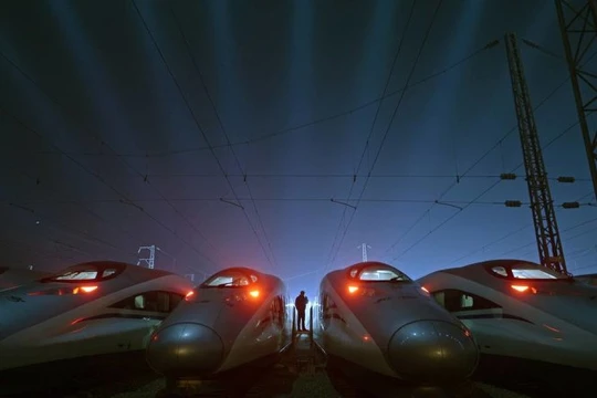 Các đầu tàu điện cao tốc trong một cơ sở bảo dưỡng tàu điện cao tốc ở Vũ Hán. Chính quyền Trung Quốc muốn tăng cường các ngành công nghệ cao, trong đó có vận tải hiện đại - Ảnh: Reuters