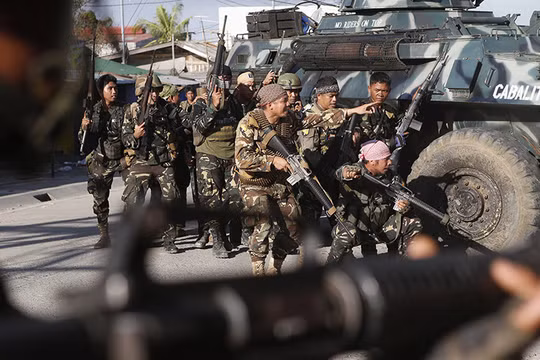 Binh sĩ Philippines tiến công với xe bọc thép trong thành phố Marawi