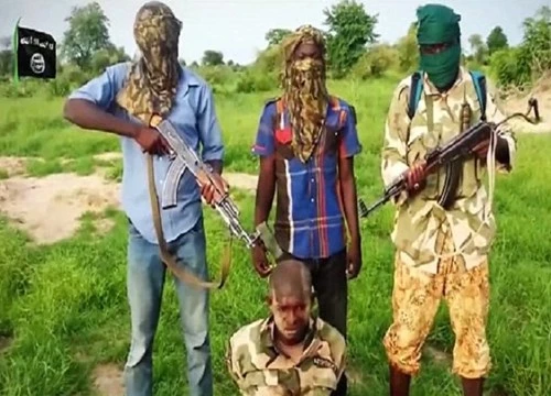 Chiến binh Nigeria quỳ gối trước khi bị hành quyết dã man