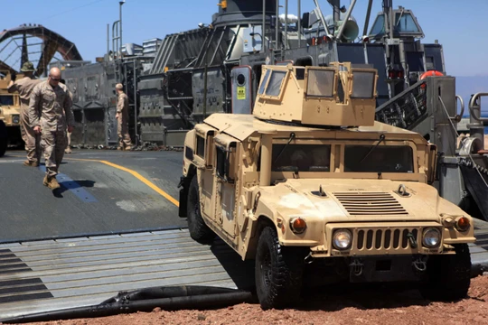 Xe Humvess đổ bộ từ tàu đệm khí Mỹ