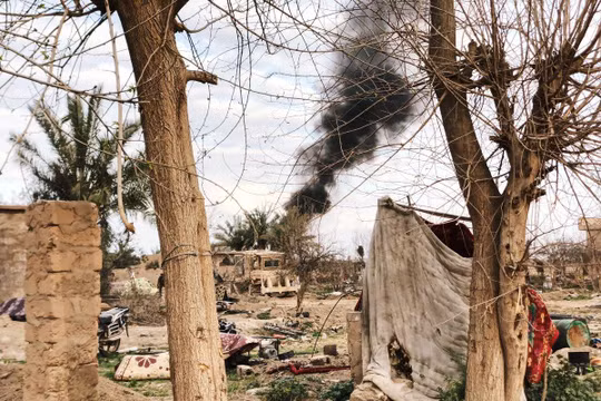 Tuyến phòng thủ Baghouz của IS dưới hỏa lực kinh hoàng của SDF và Liên quân do Mỹ dẫn đầu. Ảnh: Masdar News.