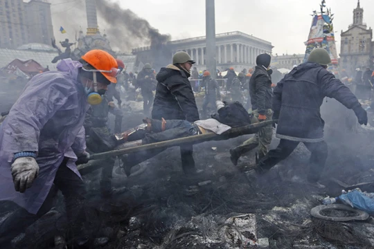 Một người bị thương trong cuộc đụng độ tháng 2/2014 tại Quảng trường Maidan. Ảnh: Reuters