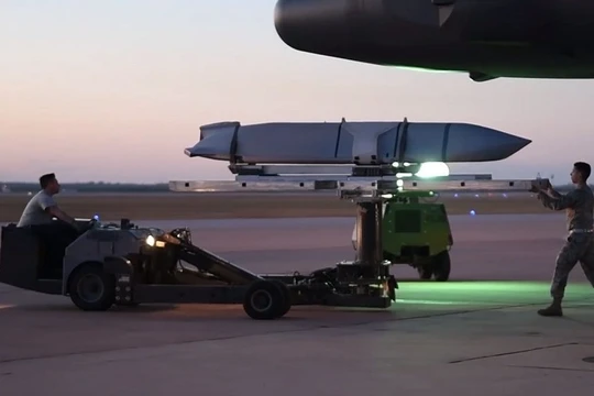 Tên lửa không đối đất/hạm Joint Air-to-Surface Standoff Missile (JASSM). 