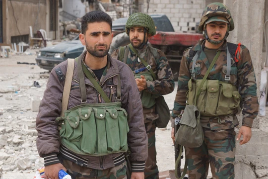 Binh sĩ Syria trong thành phố tan nát vì bom đạn Darayya