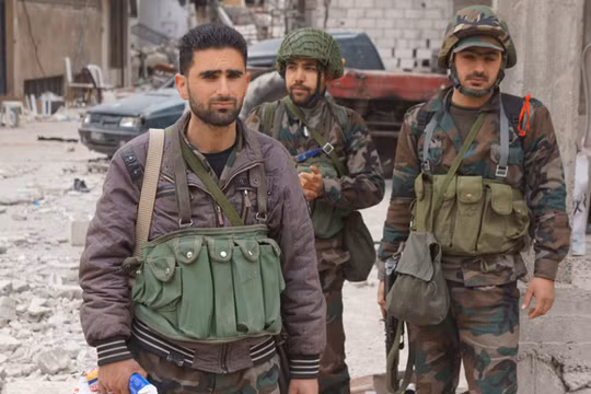 Binh sĩ Syria trong thành phố tan nát vì bom đạn Darayya