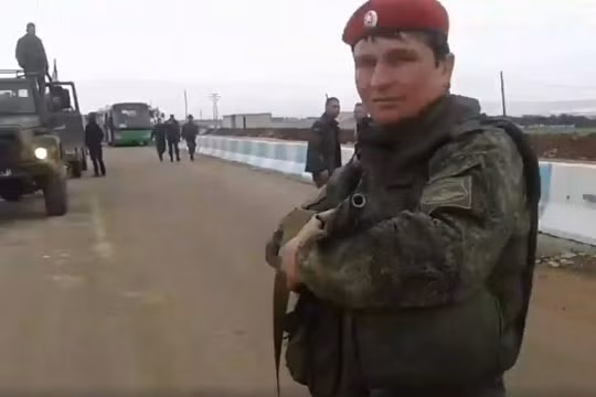 Quân đội Syria vượt cửa khẩu al-Ziyara dưới sự hộ tống của quân cảnh Nga - ảnh minh họa video truyền thông quân đội Syria
