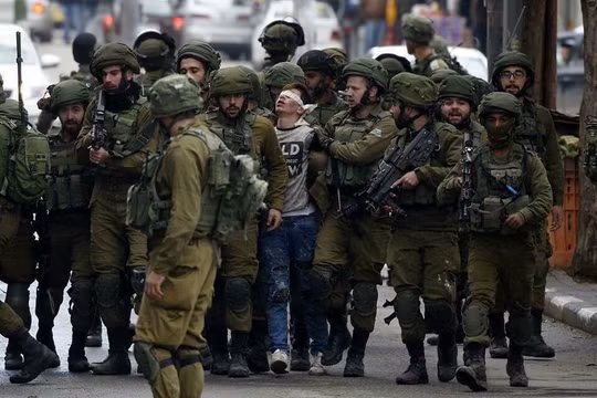 Binh sĩ Israel bắt giữ một người biểu tình trên Dải Gaza - ảnh minh họa Masdar News