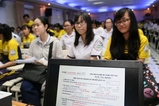 Học sinh Trường THPT Bùi Thị Xuân, Q.1, TP.HCM trong lần nghe hướng dẫn ghi hồ sơ dự thi THPT quốc gia - Ảnh: Như Hùng