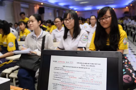 Học sinh Trường THPT Bùi Thị Xuân, Q.1, TP.HCM trong lần nghe hướng dẫn ghi hồ sơ dự thi THPT quốc gia - Ảnh: Như Hùng