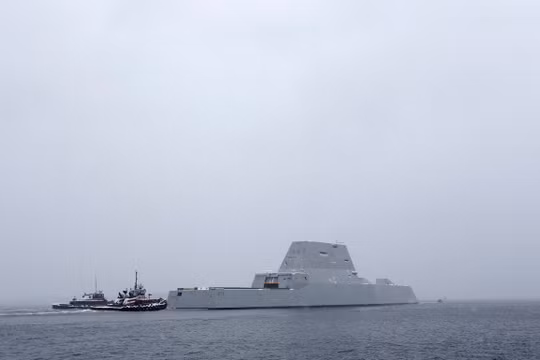 Khu trục hạm siêu tàng hình Zumwalt, sẽ gỡ bỏ pháo hạm. Ảnh UPI