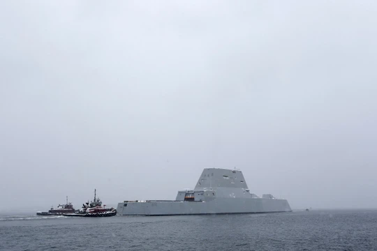Khu trục hạm siêu tàng hình Zumwalt, sẽ gỡ bỏ pháo hạm. Ảnh UPI