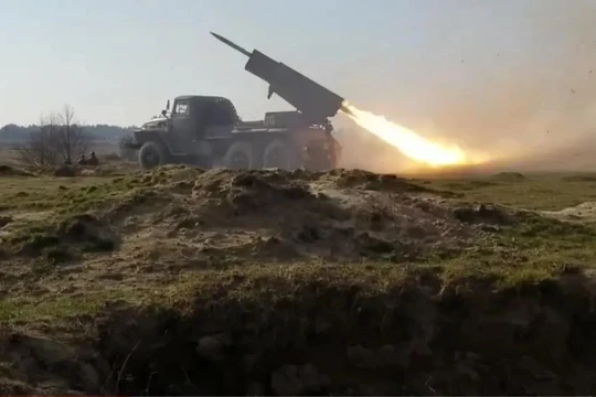 Pháo phản lực Nga Tornado-G tấn công trên chiến trường. Ảnh FAN