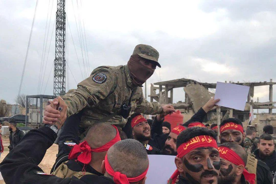 Các binh sĩ Palestine ăn mừng kết thúc khóa huấn luyện khắc nghiệp của Lính đánh thuê Nga ở Aleppo. Ảnh: South Front.