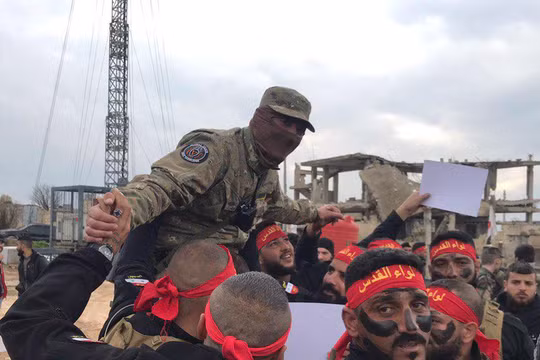 Các binh sĩ Palestine ăn mừng kết thúc khóa huấn luyện khắc nghiệp của Lính đánh thuê Nga ở Aleppo. Ảnh: South Front.