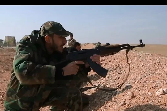 Binh sĩ quân đội Syria phòng ngự trên chiến trường sân bay T-4, Palmyra