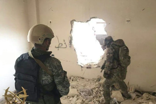 Lính đánh thuê Nga huấn luyện binh sĩ đơn vị vũ trang địa phương ở Syria. 