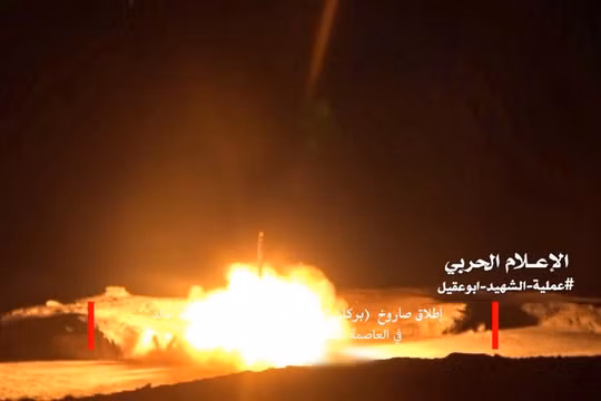 Tiểu đoàn tên lửa lực lượng Houthi tấn công lãnh thổ Ả rập Xê-út. Ảnh minh họa: Masdar News.