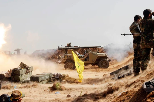 Các chiến binh người Shite Iraq đang bắn DKZ