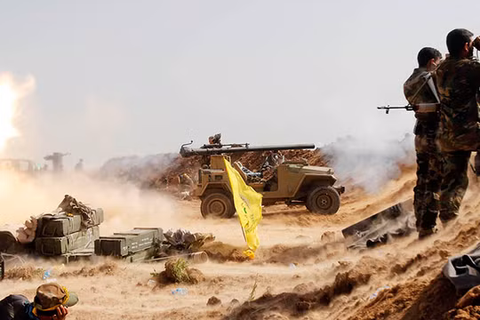 Các chiến binh người Shite Iraq đang bắn DKZ