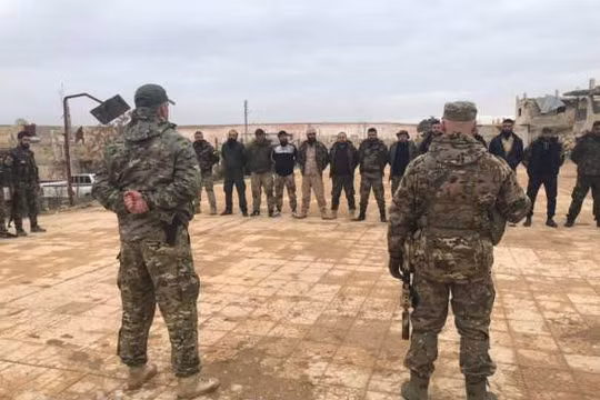 Lính đánh thuê Nga huấn luyện các chiến binh Syria trong khu vực gần chiến trường.