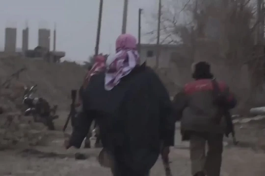 Các tay súng IS tấn công trên chiến trường Suweida. Ảnh minh họa: Masdar News.
