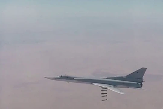 Máy bay ném bom chiến lược Tu22M3 không kích ác liệt chiến trường Deir Ezzor - ảnh minh họa video Bộ quốc phòng Nga