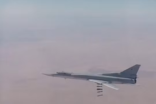 Máy bay ném bom chiến lược Tu22M3 không kích ác liệt chiến trường Deir Ezzor - ảnh minh họa video Bộ quốc phòng Nga