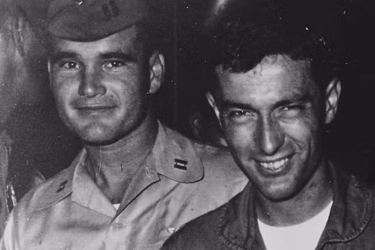 Phi công Don Harten (người bên phải) sau vụ tai nạn kinh hoàng trên biển Đông của máy bay B-52