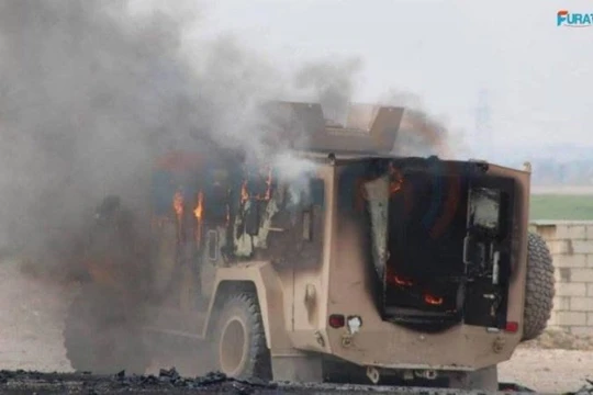 Xe cơ giới bọc thép của liên minh quân sự quốc tế do Mỹ dẫn đầu bị đánh bom khủng bố. Ảnh: Pura.