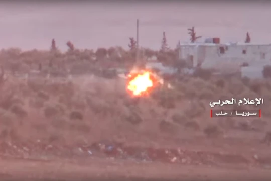 Tên lửa chống tăng ATGM phá hủy chiếc xe chở các chiến binh thánh chiến trong khu vực miền nam Aleppo