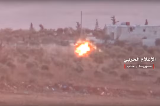 Tên lửa chống tăng ATGM phá hủy chiếc xe chở các chiến binh thánh chiến trong khu vực miền nam Aleppo