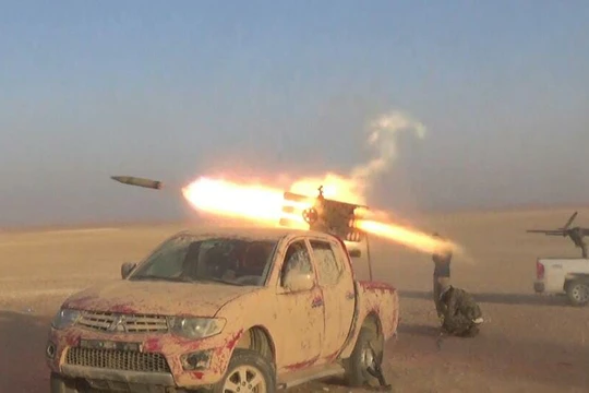Pháo binh - tên lửa quân đội Syria tấn công IS trên chiến trường Palmyra, khu mỏ Arak