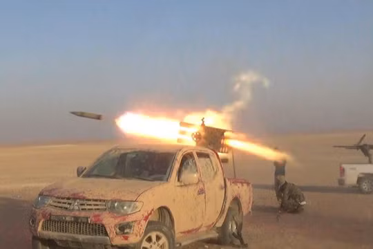 Pháo binh - tên lửa quân đội Syria tấn công IS trên chiến trường Palmyra, khu mỏ Arak