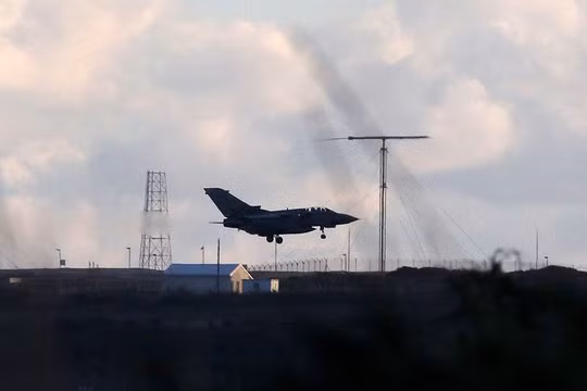 Không quân Anh tấn công vào khu vực dầu mỏ của IS