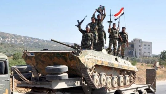 Binh sĩ quân đội Syria trên chiến trường miền Bắc tỉnh Hama