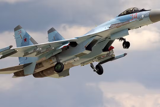 Video: Cú lộn xoay cơ động điên rồ của Su - 35